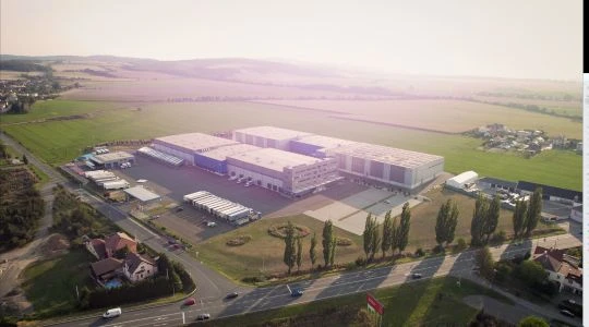 Když se areál logistické firmy promění v jógové studio.